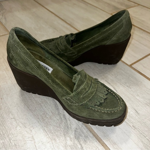 Steve Madden Forest Green Suede Leather Fringe Wedge Loafers with Rounded Toe - Picture 2 of 6